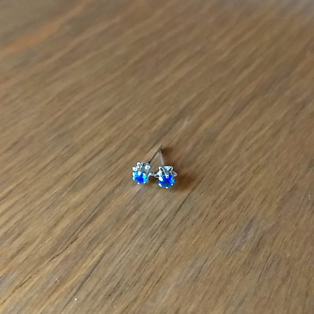 🌻 Blue Gem Post Earrings